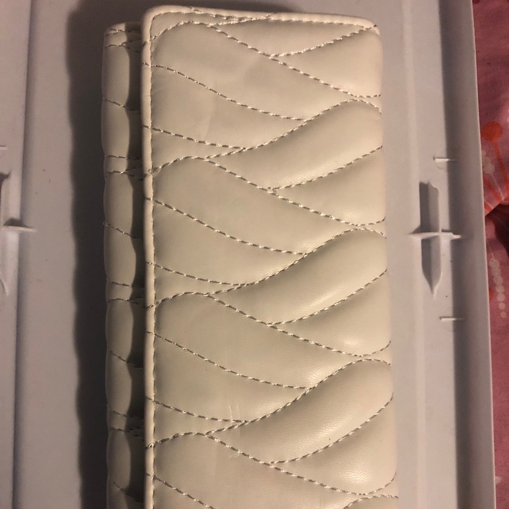 White quilted design wallet tri fold